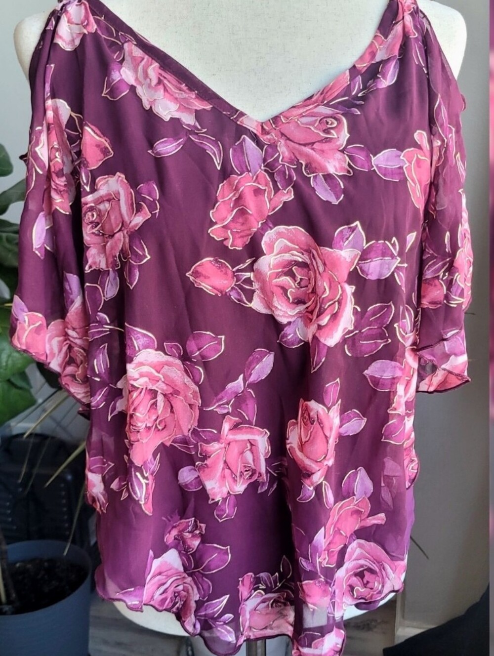 Stunning naïf Plum Floral Chiffon Cold Shoulder Blouse NWT Sz S